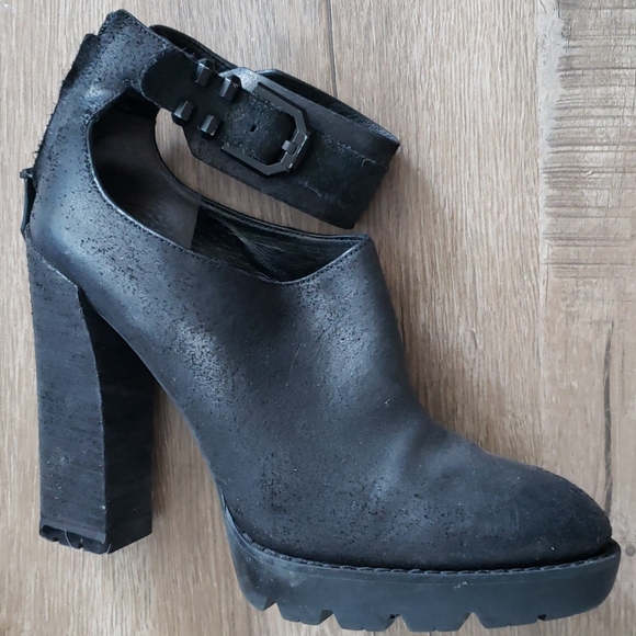 Kenneth Cole black distressed leather lugged heels - Picture 10 of 15